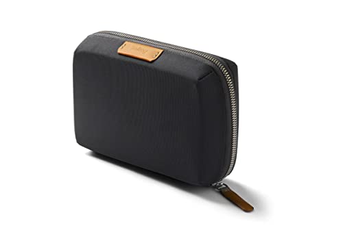 Bellroy Tech Kit Compact . Kompaktes Slate-Case mit Ladegerät, Kabel, Maus & Powerbank. Schlag zu, sei stets organisiert.