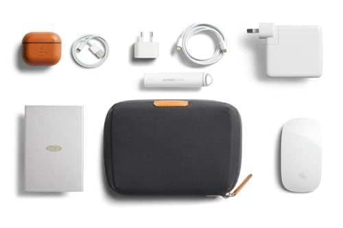 Bellroy Tech Kit Compact . Kompaktes Slate-Case mit Ladegerät, Kabel, Maus & Powerbank. Schlag zu, sei stets organisiert.