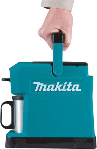 Makita Akku-Kaffeemaschine mit Tragegriff, wird getragen am Griff