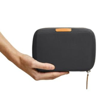Bellroy Tech Kit Compact . Kompaktes Slate-Case mit Ladegerät, Kabel, Maus & Powerbank. Schlag zu, sei stets organisiert.