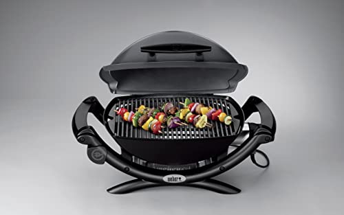 Weber Q1400 Elektrogrill (Dark Grey) mit 43 x 32 cm Grillfläche, 2-geteiltem porzellanemailliertem Gussrost und Aluminiumguss-Gehäuse. Kompakt, leistungsstark und ideal für Balkon oder Terrasse. Für stilvolles Grillen mit echtem BBQ-Feeling.