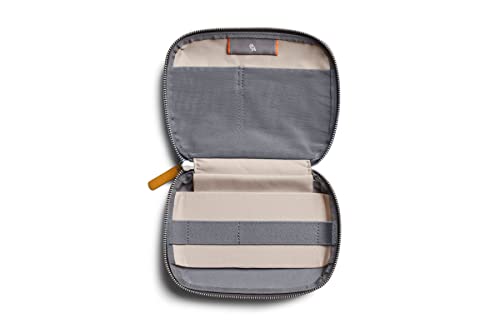 Bellroy Tech Kit Compact . Kompaktes Slate-Case mit Ladegerät, Kabel, Maus & Powerbank. Schlag zu, sei stets organisiert.