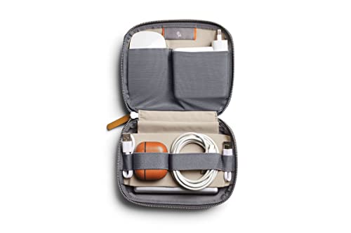 Bellroy Tech Kit Compact . Kompaktes Slate-Case mit Ladegerät, Kabel, Maus & Powerbank. Schlag zu, sei stets organisiert.