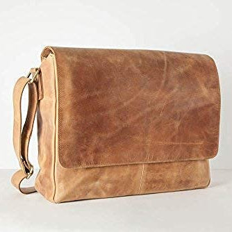 HOLZRICHTER Berlin Umhängetasche (M) aus handgefertigtem Premium-Leder in Camel-Braun – klassische Messenger Bag im zeitlosen Vintage-Design. Für Männer die Stil, Qualität und Funktion schätzen. Ideal für Alltag und Business.