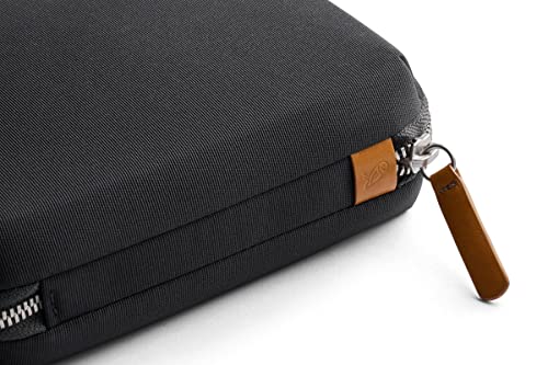Bellroy Tech Kit Compact . Kompaktes Slate-Case mit Ladegerät, Kabel, Maus & Powerbank. Schlag zu, sei stets organisiert.