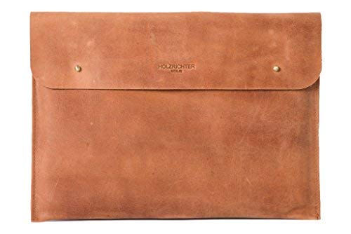 HOLZRICHTER Berlin Laptop-Sleeve 13" in Camel – handgefertigte Hülle aus Premium-Leder für MacBook & Co. Schlankes Design, weiches Innenfutter und langlebige Qualität. Für stilvollen Schutz unterwegs und im Business-Alltag.