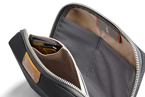 Bellroy Tech Kit Compact . Kompaktes Slate-Case mit Ladegerät, Kabel, Maus & Powerbank. Schlag zu, sei stets organisiert.