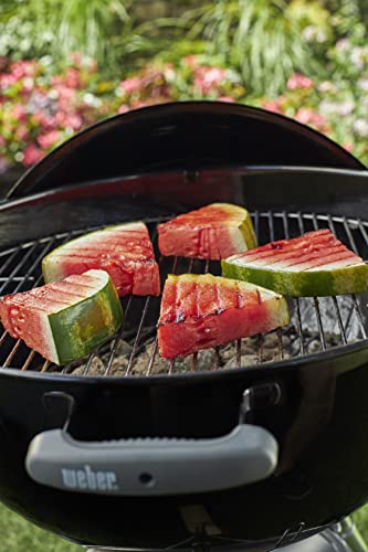 Weber Original Kettle Holzkohlegrill Ø 57 cm mit porzellanemailliertem Deckel und Kessel, integriertem Thermometer und One-Touch-Reinigungssystem. Klassiker mit viel Grillfläche und ikonischem Design. Für authentisches BBQ in bewährter Weber-Qualität.