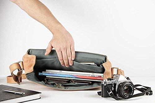 HOLZRICHTER Berlin Umhängetasche (M) aus handgefertigtem Premium-Leder in Camel-Braun – klassische Messenger Bag im zeitlosen Vintage-Design. Für Männer die Stil, Qualität und Funktion schätzen. Ideal für Alltag und Business.