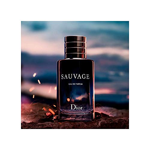 Christian Dior Sauvage Eau de Parfum Spray (100 ml). Frisch-scharfer Kalabrische Bergamotte-Pfeffer-Kick mit aromatisch-würzigem Lavendel-Herz & sinnlich-ambroxaniger Basis.