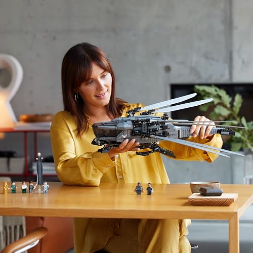 LEGO Icons Dune Royal Ornithopter (Set 10327). 1.369 Teile Sci-Fi-Fluggerät mit 8 Minifiguren & beweglichen Flügeln.