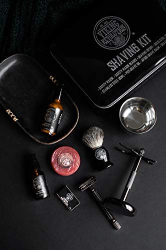 Viking Revolution Luxus-Rasierset für Männer – mit Sicherheitsrasierer, Dachs-Bürste, Ständer, Schale, Pre-Shave-Öl und After-Shave-Balsam. Klassisches Set für die stilvolle Nassrasur.