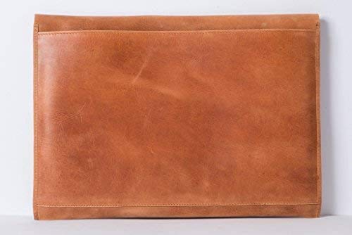 HOLZRICHTER Berlin Laptop-Sleeve 13" in Camel – handgefertigte Hülle aus Premium-Leder für MacBook & Co. Schlankes Design, weiches Innenfutter und langlebige Qualität. Für stilvollen Schutz unterwegs und im Business-Alltag.