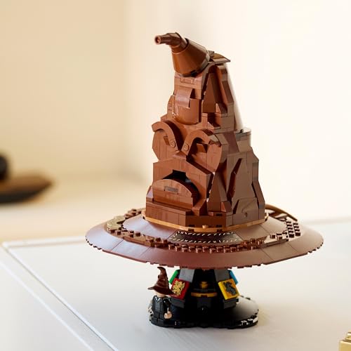 LEGO Harry Potter Der Sprechende Hut (Set 76429). 561 Teile, 31 magische Soundkombinationen & Hogwarts-Ständer mit Harry-Minifigur.