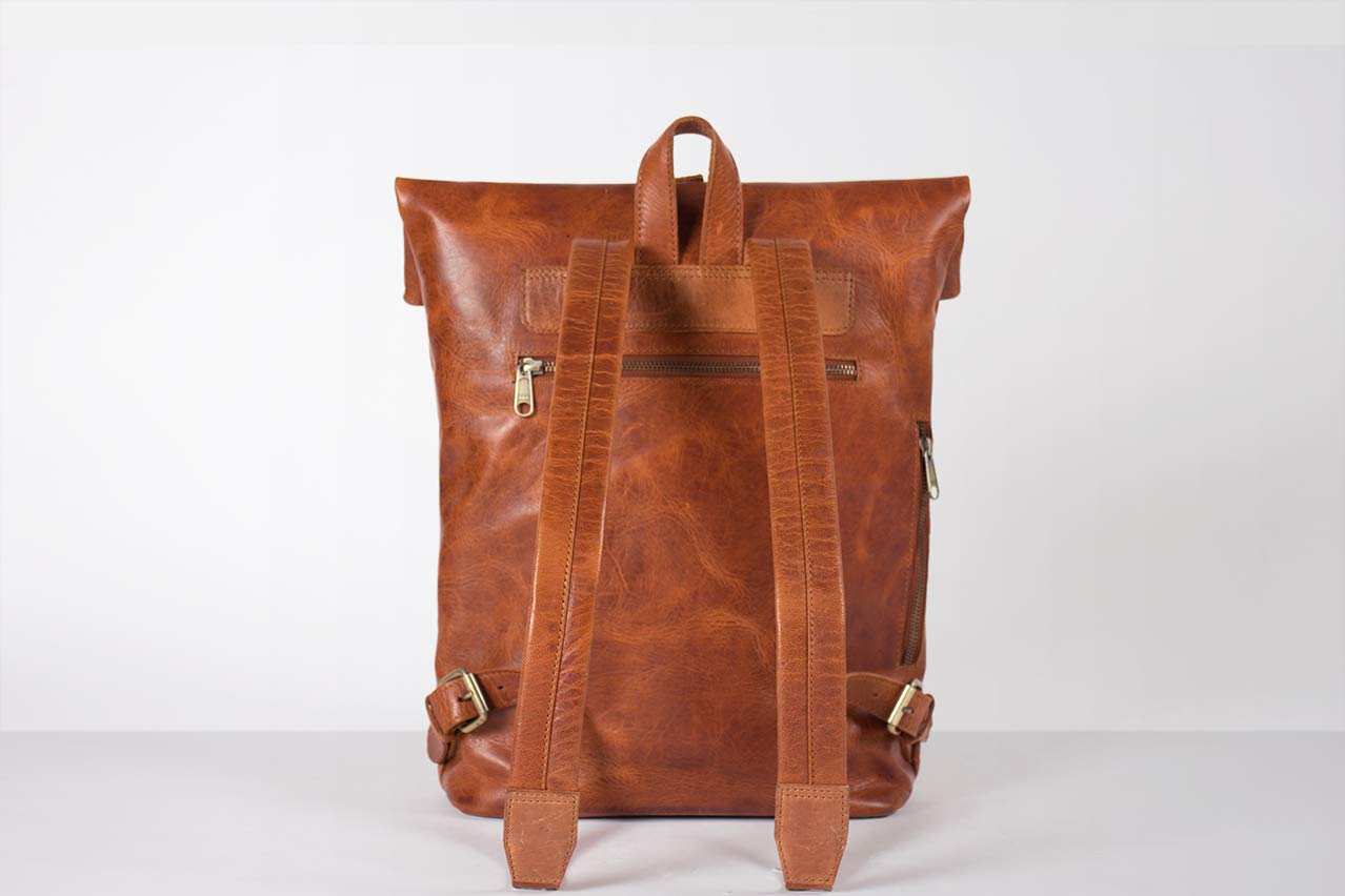 HOLZRICHTER Berlin Rolltop Rucksack No 4-2 aus hochwertigem Leder in Cognac-Braun – Premium Daypack im Vintage-Look. Funktional, robust und stilvoll zugleich. Ideal für Alltag, Reisen oder Business.
