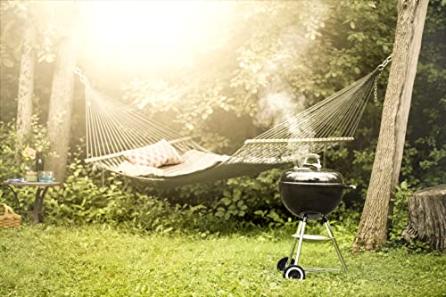 Weber Original Kettle Holzkohlegrill Ø 57 cm mit porzellanemailliertem Deckel und Kessel, integriertem Thermometer und One-Touch-Reinigungssystem. Klassiker mit viel Grillfläche und ikonischem Design. Für authentisches BBQ in bewährter Weber-Qualität.