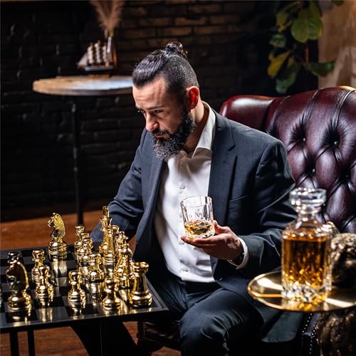 WHISISKEY Whiskey Karaffe Set – klassisches Geschenkset mit 700 ml Dekanter, 2 Gläsern und 4 wiederverwendbaren Whisky-Steinen. Für Genießer mit Geschmack.