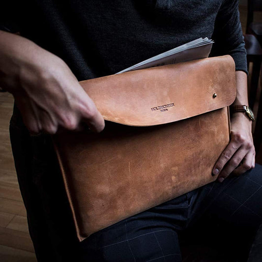 HOLZRICHTER Berlin Laptop-Sleeve 13" in Camel – handgefertigte Hülle aus Premium-Leder für MacBook & Co. Schlankes Design, weiches Innenfutter und langlebige Qualität. Für stilvollen Schutz unterwegs und im Business-Alltag.
