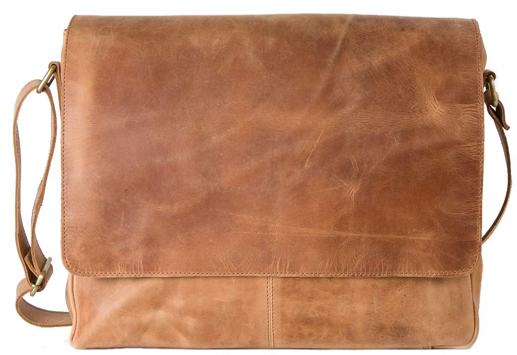 HOLZRICHTER Berlin Umhängetasche (M) aus handgefertigtem Premium-Leder in Camel-Braun – klassische Messenger Bag im zeitlosen Vintage-Design. Für Männer die Stil, Qualität und Funktion schätzen. Ideal für Alltag und Business.