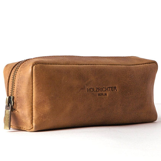 HOLZRICHTER Berlin Stifte-Etui No 1-1 in Camel – handgefertigte Federmappe aus hochwertigem Premium-Leder. Minimalistisch, edel und langlebig verarbeitet. Für stilvolles Aufbewahren von Schreibutensilien im Alltag oder auf Reisen.