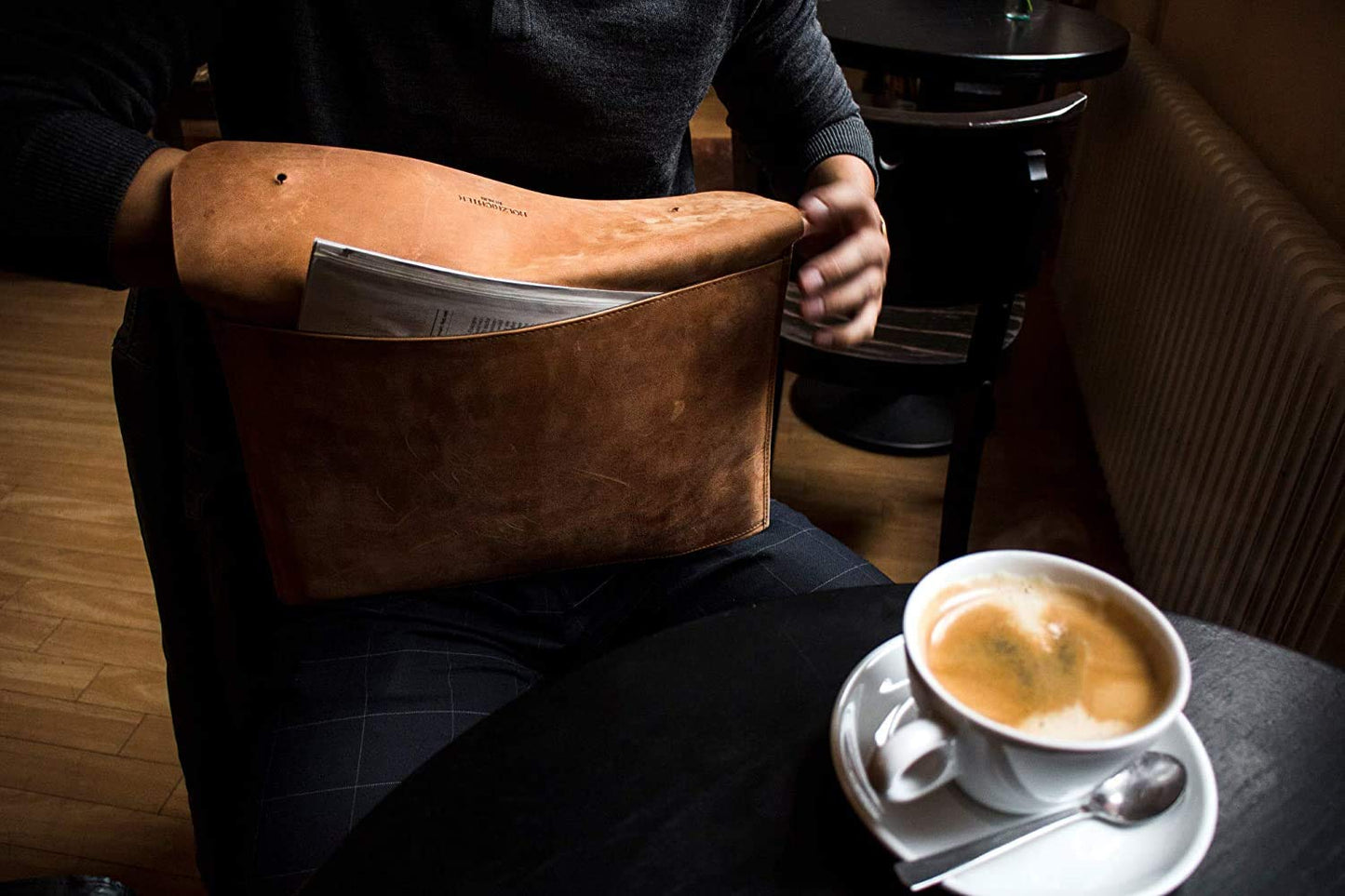 HOLZRICHTER Berlin Laptop-Sleeve 13" in Camel – handgefertigte Hülle aus Premium-Leder für MacBook & Co. Schlankes Design, weiches Innenfutter und langlebige Qualität. Für stilvollen Schutz unterwegs und im Business-Alltag.
