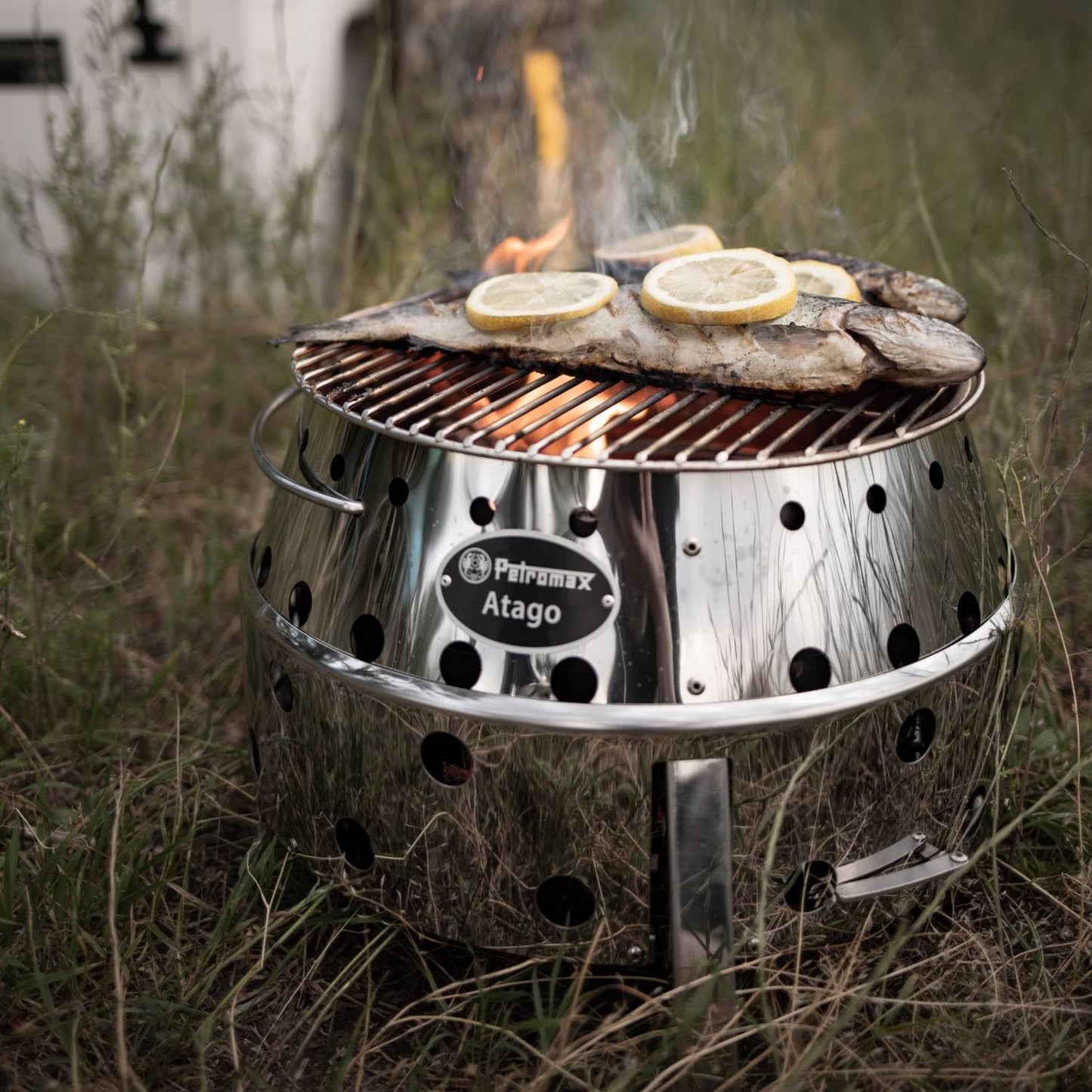 Petromax Atago – Multifunktionaler Edelstahl-Tischgrill für Camping, Garten & Balkon Hol dir jetzt den Petromax Atago und erlebe überall erstklassigen Grillgenuss!