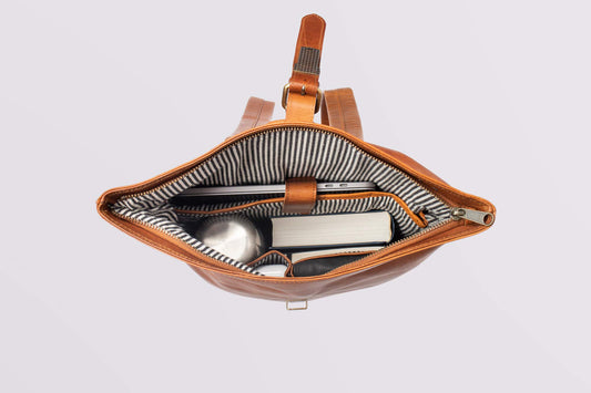 HOLZRICHTER Berlin Rolltop Rucksack No 4-2 aus hochwertigem Leder in Cognac-Braun – Premium Daypack im Vintage-Look. Funktional, robust und stilvoll zugleich. Ideal für Alltag, Reisen oder Business.
