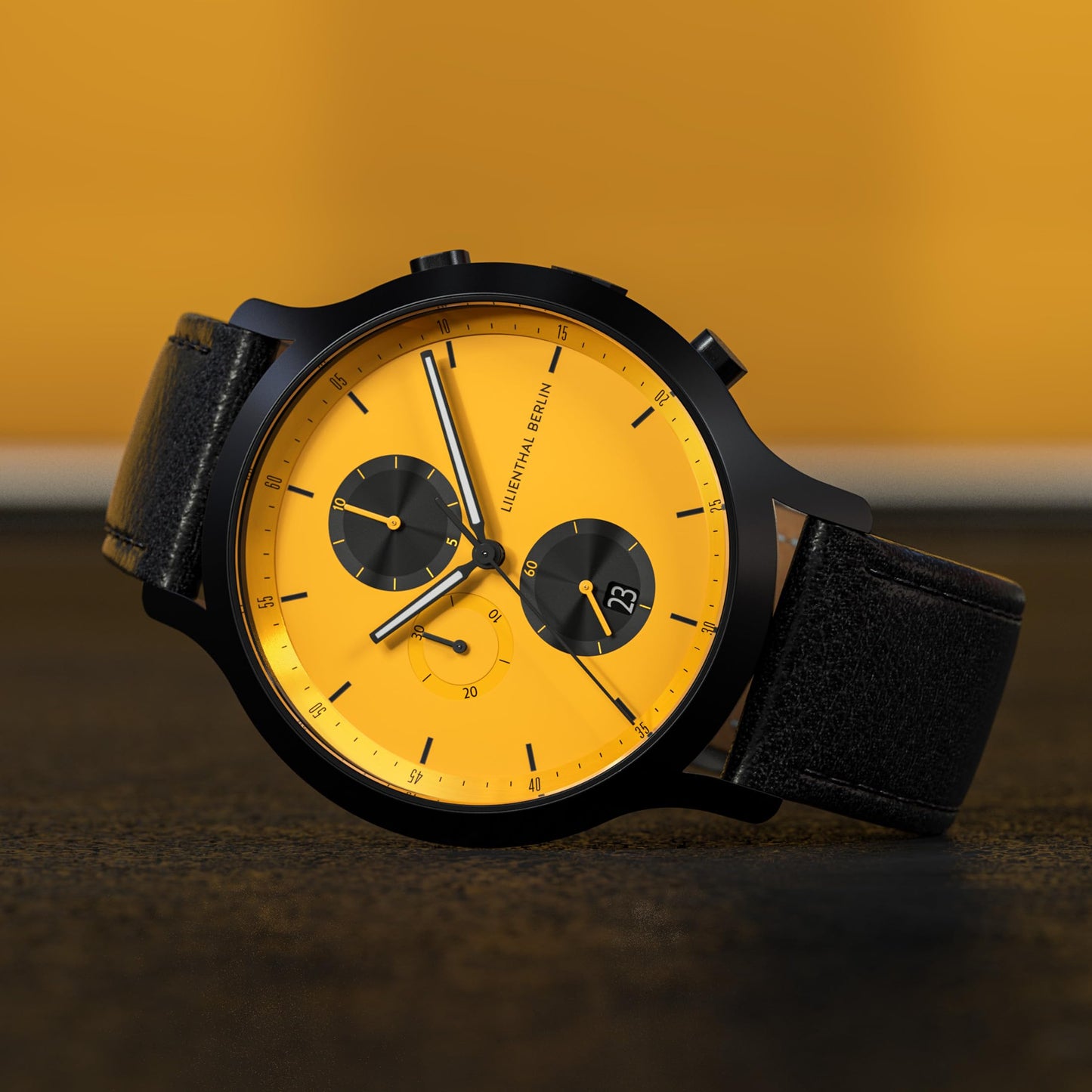 Lilienthal Berlin Chronograph Line 2 (42,5 mm, schwarz/gelb). Präziser Herren-Chronograph aus 316L-Chirurgenstahl mit Quarzwerk, saphirgehärtetem Glas & schwarzem Lederband – robust und elegant. Einfach mal urban glänzen.