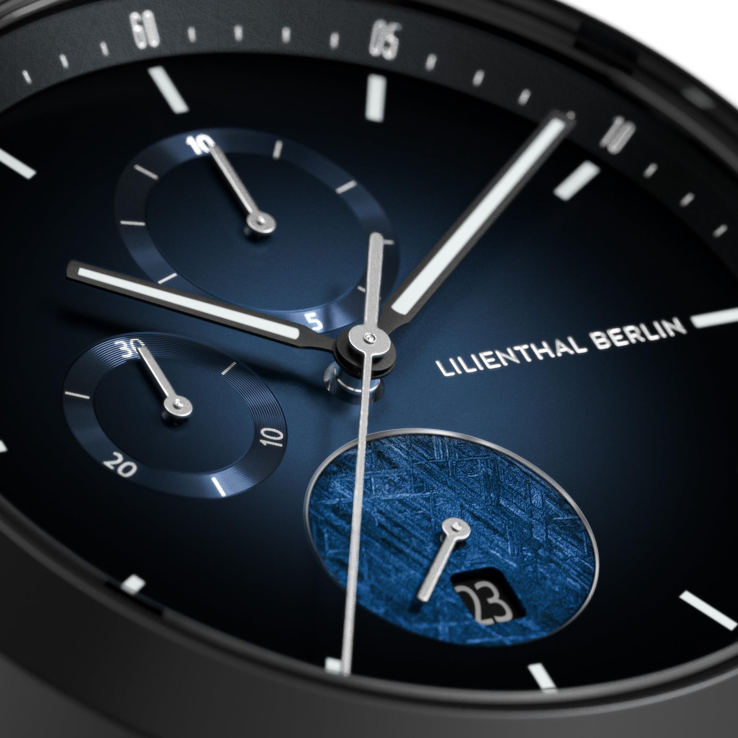 Lilienthal Berlin Chronograph Meteorite IV (42,5 mm, schwarz). Exklusive Herrenuhr mit Meteorit-Zifferblatt, Mesh-Armband und saphirgehärtetem Mineralglas – robust und einzigartig. Jetzt entdecken und himmlisch präzise Zeit erleben.