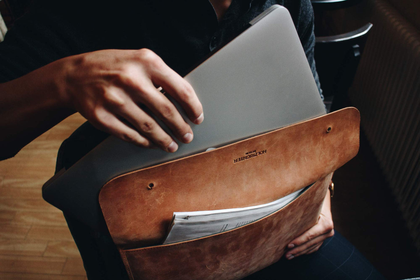 HOLZRICHTER Berlin Laptop-Sleeve 13" in Camel – handgefertigte Hülle aus Premium-Leder für MacBook & Co. Schlankes Design, weiches Innenfutter und langlebige Qualität. Für stilvollen Schutz unterwegs und im Business-Alltag.