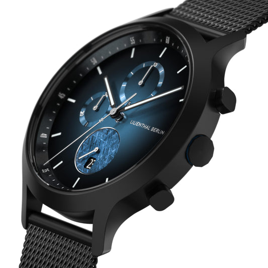 Lilienthal Berlin Chronograph Meteorite IV (42,5 mm, schwarz). Exklusive Herrenuhr mit Meteorit-Zifferblatt, Mesh-Armband und saphirgehärtetem Mineralglas – robust und einzigartig. Jetzt entdecken und himmlisch präzise Zeit erleben.