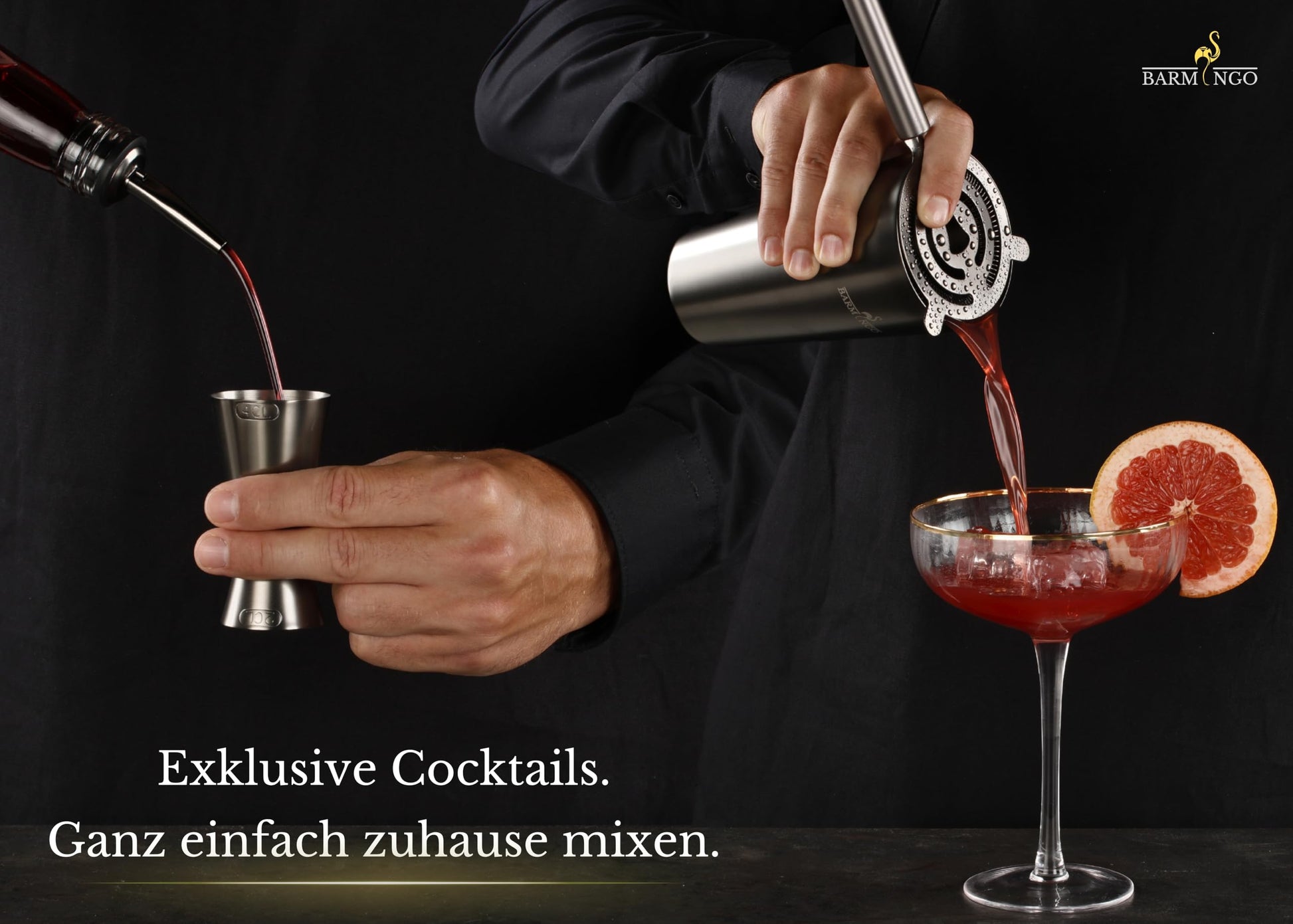 Boston Shaker aus Edelstahl beim Mixen eines Cocktails