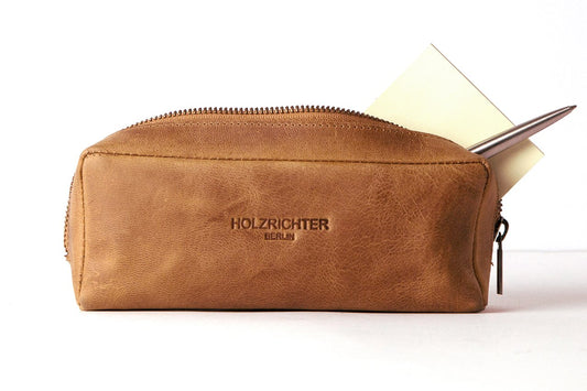 HOLZRICHTER Berlin Stifte-Etui No 1-1 in Camel – handgefertigte Federmappe aus hochwertigem Premium-Leder. Minimalistisch, edel und langlebig verarbeitet. Für stilvolles Aufbewahren von Schreibutensilien im Alltag oder auf Reisen.