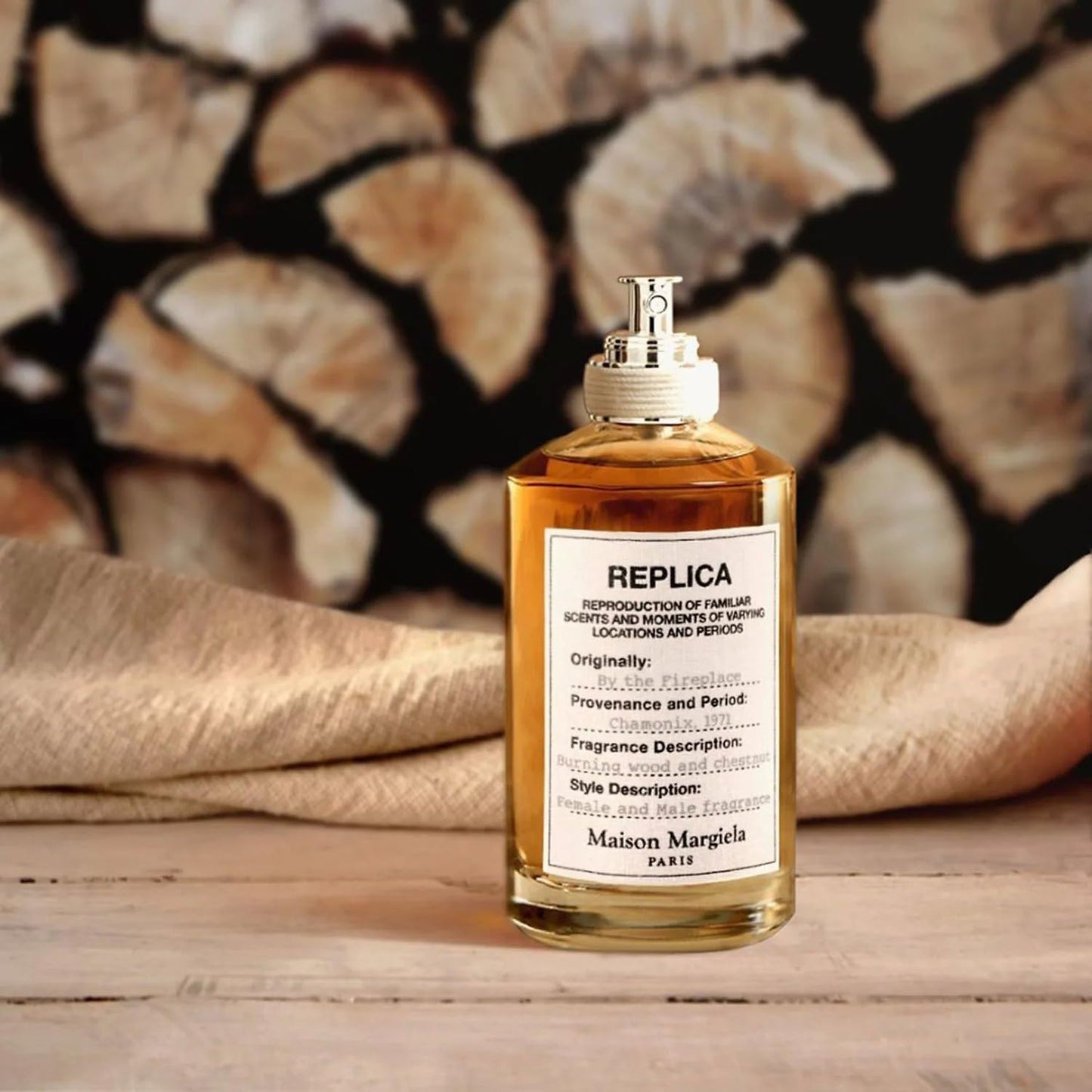 Maison Margiela Replica "By the Fireplace" (100 ml). Wohlfühl-Duft, der dich mit jedem Spritzer an ein knisterndes Kaminfeuer entführt.