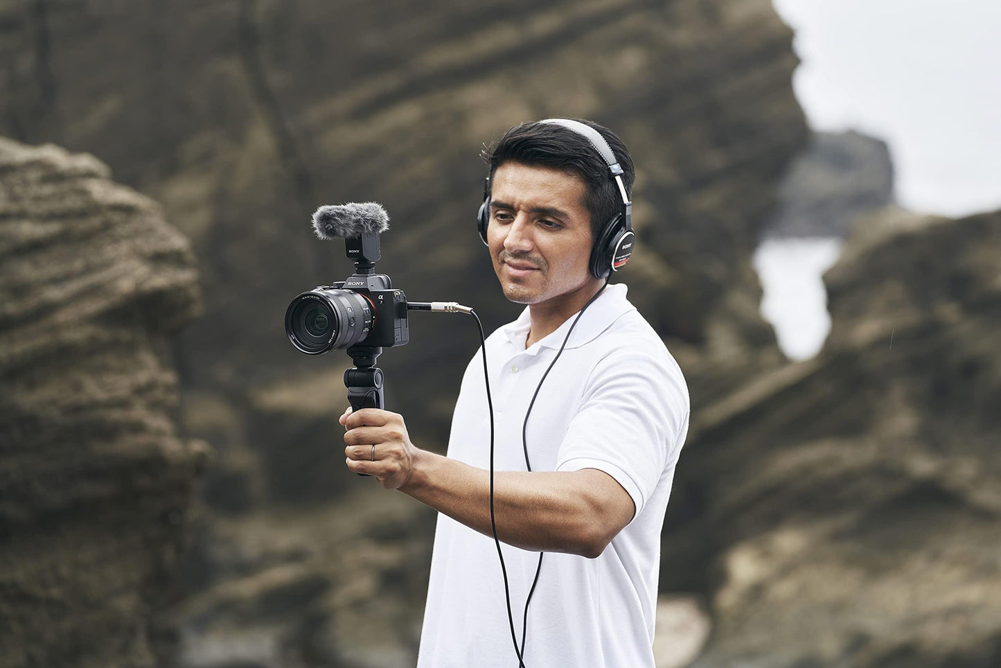 Sony Alpha 7 IV – SpiegelÂlose Vollformatkamera mit 33 MP, Echtzeitfokus & 4K 60p.Hol dir jetzt die Alpha 7 IV und steigere dein Foto- und Video-Game auf Profi-Level.