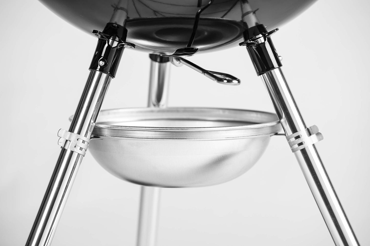 Weber Original Kettle Holzkohlegrill Ø 57 cm mit porzellanemailliertem Deckel und Kessel, integriertem Thermometer und One-Touch-Reinigungssystem. Klassiker mit viel Grillfläche und ikonischem Design. Für authentisches BBQ in bewährter Weber-Qualität.