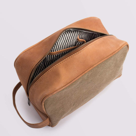HOLZRICHTER Berlin Kulturbeutel (Größe L) aus Canvas und Premium-Leder. Stilvolle Kulturtasche. Robuste Materialien, durchdachtes Design. Ideal für Reisen mit Klasse.
