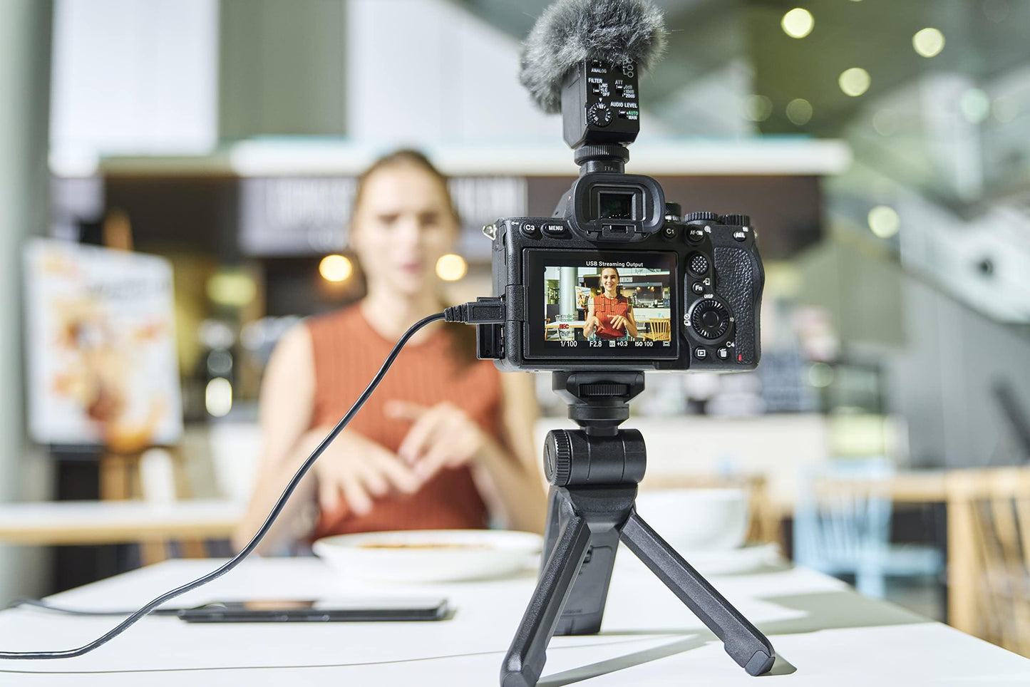 Sony Alpha 7 IV – SpiegelÂlose Vollformatkamera mit 33 MP, Echtzeitfokus & 4K 60p.Hol dir jetzt die Alpha 7 IV und steigere dein Foto- und Video-Game auf Profi-Level.