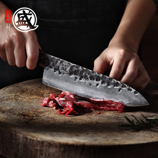Japanisches Kochmesser Gyuto 22 cm in Aktion – präziser Schnitt von Fleisch auf Holzschneidebrett mit VG-10 Klinge