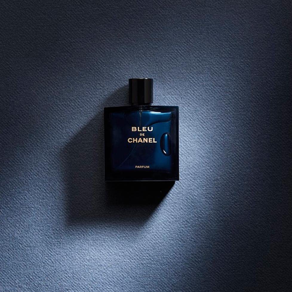 Chanel Bleu Parfum Vapo (50 ml). Frisch-zitrischer Bergamotte-Grapefruit-Kick mit würzig-intensivem Ingwer-Kardamom-Herz & sinnlich-warmer Sandelholz-Weihrauch-Basis.