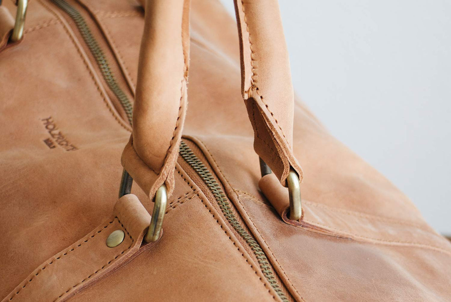 HOLZRICHTER Berlin No 8-1 (M) – Premium Weekender aus edlem Leder in Camel-Braun, ideal als Reisetasche, Sporttasche oder Handgepäck. Hochwertig verarbeitet mit zeitlosem Design. Für stilvolle Kurztrips mit Anspruch.