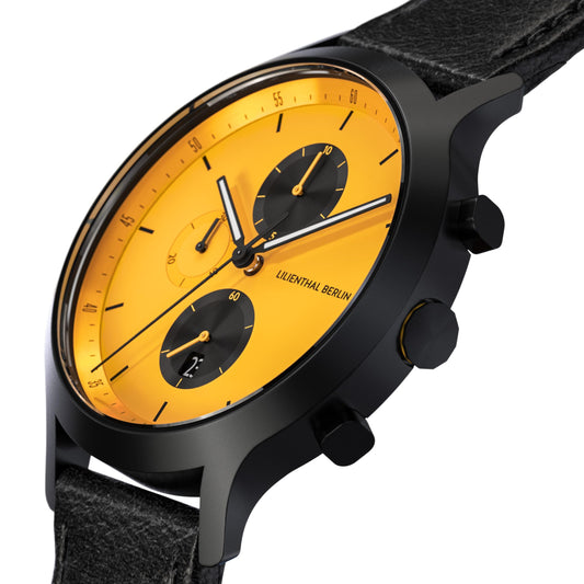 Lilienthal Berlin Chronograph Line 2 (42,5 mm, schwarz/gelb). Präziser Herren-Chronograph aus 316L-Chirurgenstahl mit Quarzwerk, saphirgehärtetem Glas & schwarzem Lederband – robust und elegant. Einfach mal urban glänzen.