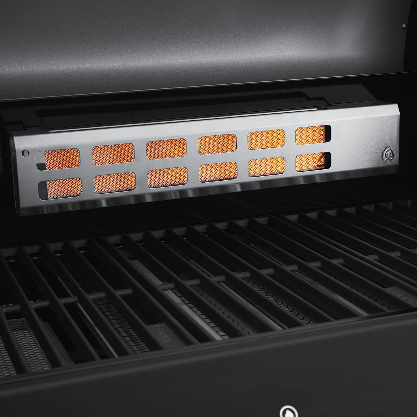 BURNHARD FRED Deluxe Black Series 3 – 3-Brenner-Gasgrill mit Backburner, 900 °C Infrarot-Keramikbrenner, Seitenkochfeld und Gusseisenrost. Inklusive Abdeckung, Grillwagen und klappbaren Seitentischen. Für anspruchsvolles Grillen auf Profi-Niveau.