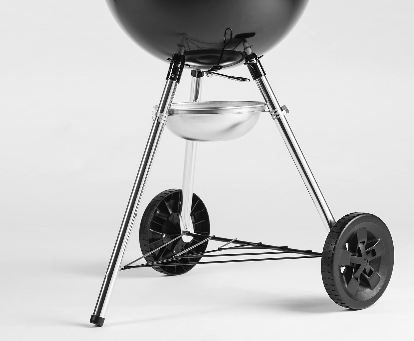 Weber Original Kettle Holzkohlegrill Ø 57 cm mit porzellanemailliertem Deckel und Kessel, integriertem Thermometer und One-Touch-Reinigungssystem. Klassiker mit viel Grillfläche und ikonischem Design. Für authentisches BBQ in bewährter Weber-Qualität.