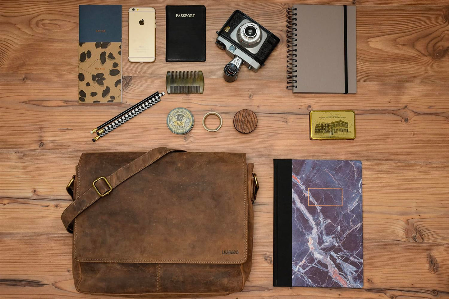 LEABAGS Messenger Bag Oxford aus echtem Leder – stilvolle Umhängetasche für Herren mit Platz für Laptops bis 15 Zoll. Robustes Design mit verstellbarem Schultergurt und viel Stauraum. Der ideale Begleiter für Arbeit, Uni oder Alltag.