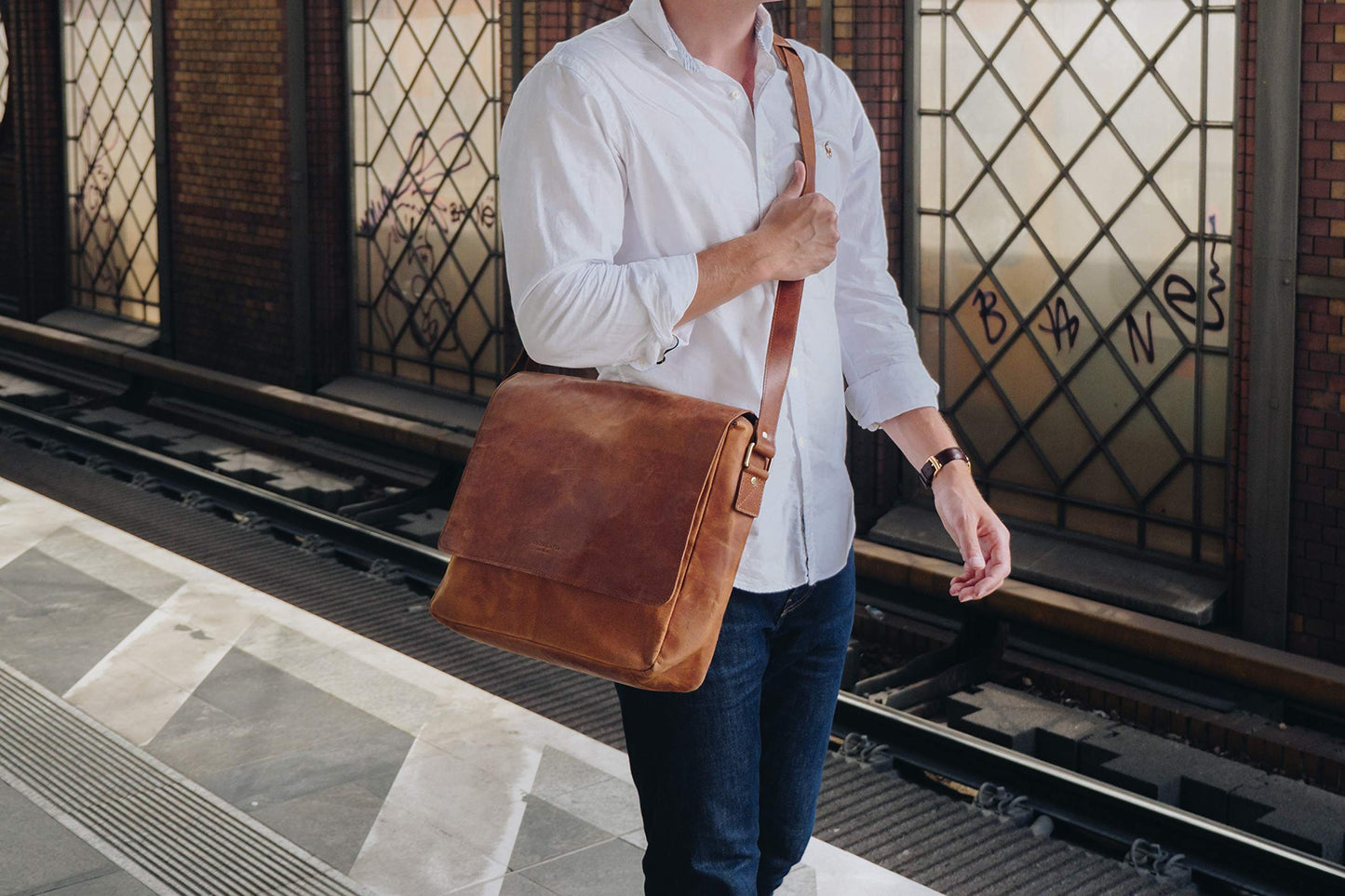 HOLZRICHTER Berlin Umhängetasche (M) aus handgefertigtem Premium-Leder in Camel-Braun – klassische Messenger Bag im zeitlosen Vintage-Design. Für Männer die Stil, Qualität und Funktion schätzen. Ideal für Alltag und Business.