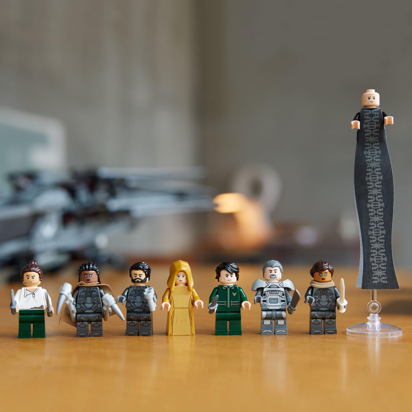 LEGO Icons Dune Royal Ornithopter (Set 10327). 1.369 Teile Sci-Fi-Fluggerät mit 8 Minifiguren & beweglichen Flügeln.