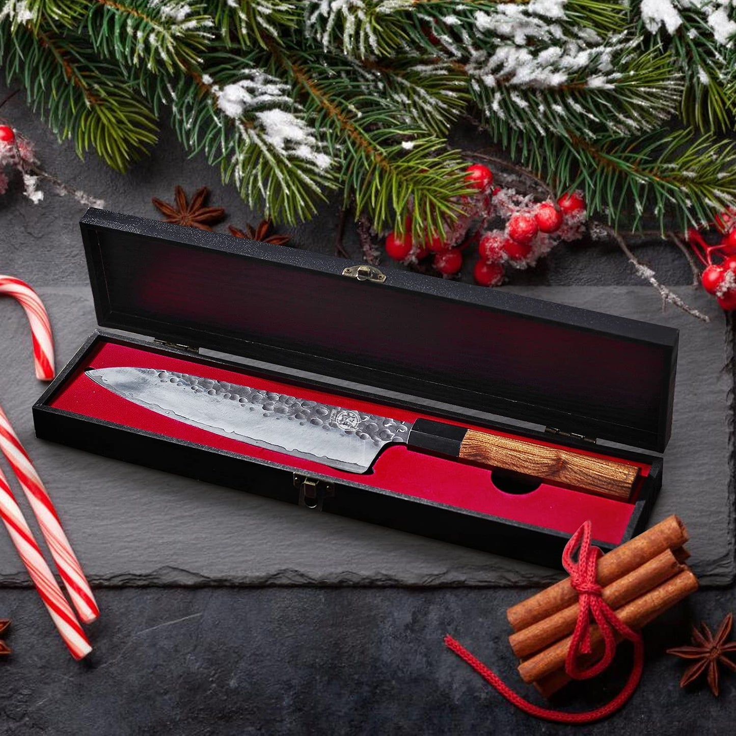 Mitsumoto Sakari Gyuto 22 cm in edler Geschenkbox – japanisches Küchenmesser mit handgeschmiedeter Klinge in hochwertiger Holzverpackung