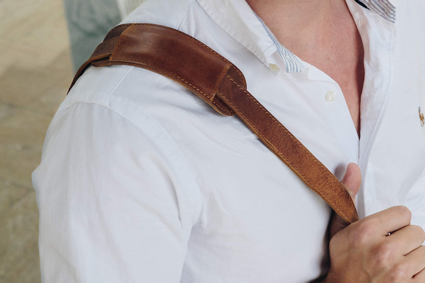 HOLZRICHTER Berlin Umhängetasche (M) aus handgefertigtem Premium-Leder in Camel-Braun – klassische Messenger Bag im zeitlosen Vintage-Design. Für Männer die Stil, Qualität und Funktion schätzen. Ideal für Alltag und Business.