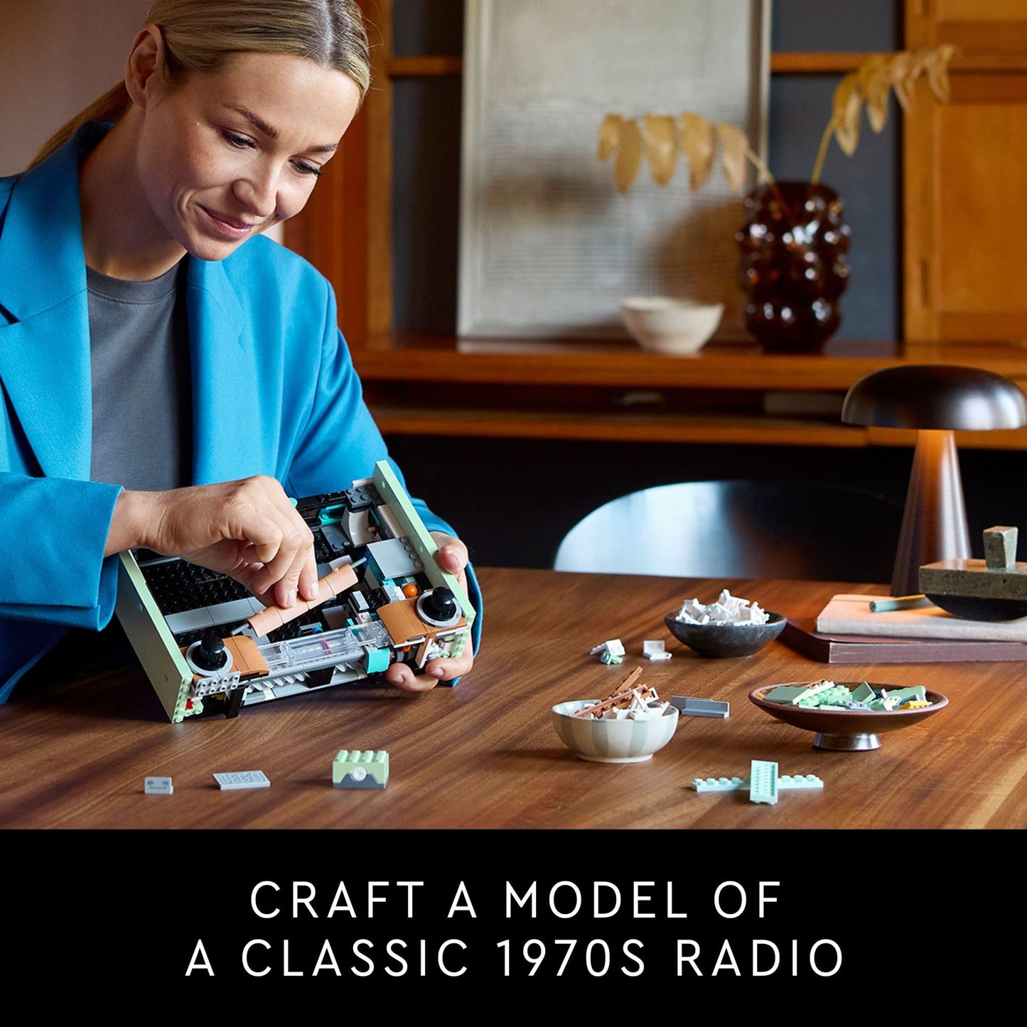LEGO Icons Retro-Radio (Set 10334). 906 Teile 70er-Vibe mit Smartphone-Fach und Soundeffekt für dein Zuhause.